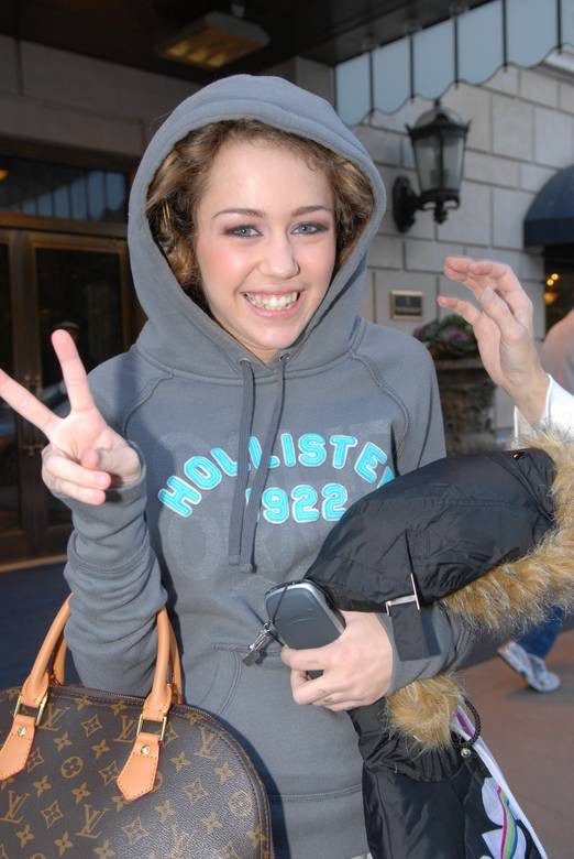 miley-cyrus_dot_com-nyc2006oct23-005.jpg